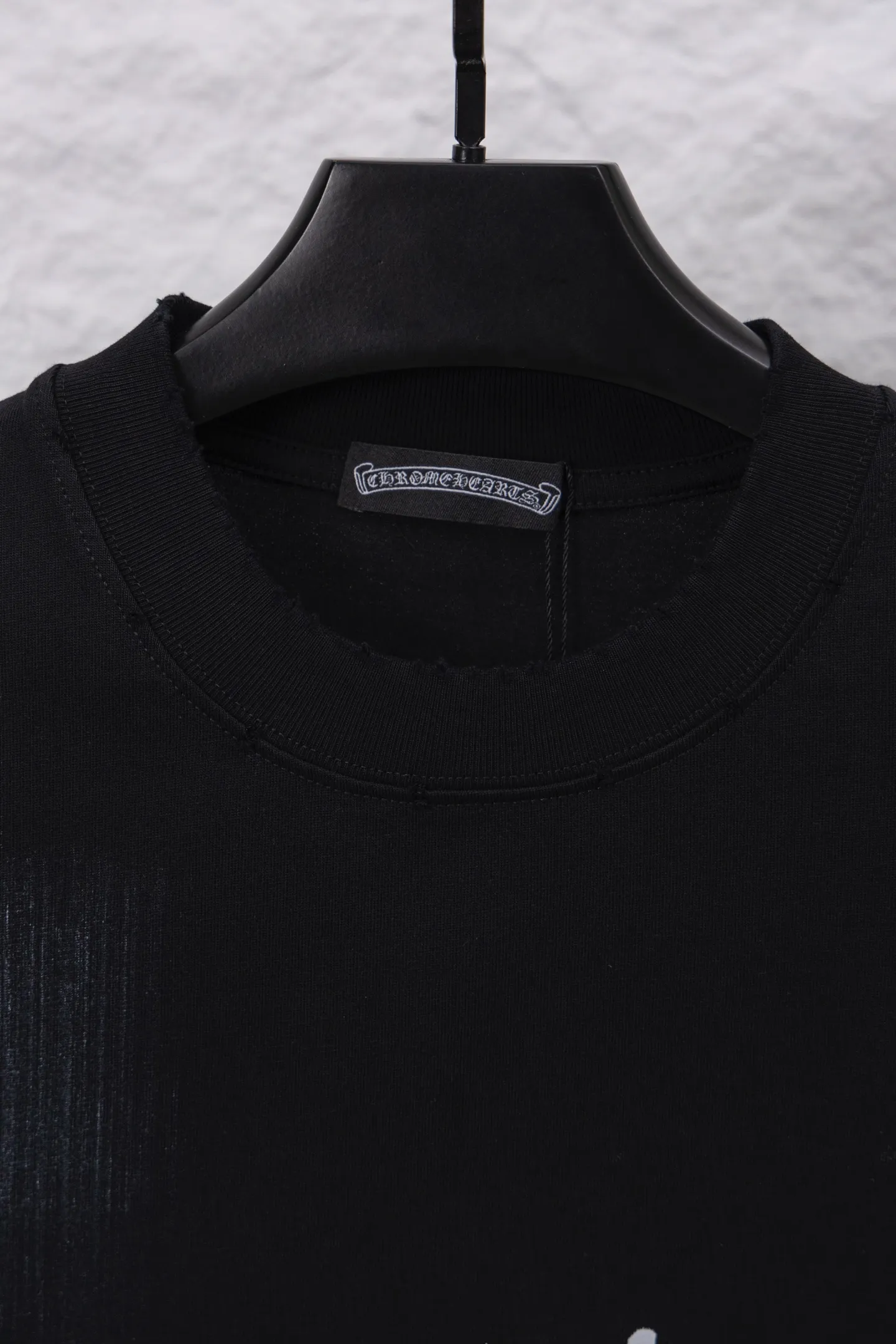P240 model number/F060 Chrome hearts new hand-painted T-shirt. Heavy 350g double yarn fabric. Wash the whole garment twice. The four sides are frayed and picked. Heavy fabric. The neckline is made of icy Salona. Loose version. Deep, wide and stylish. No deformation or shrinkage. Fabric: 350g. Version: loose. Color: black and white.